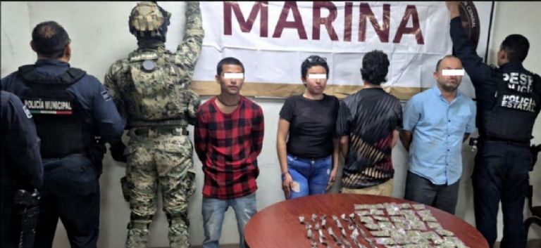 Las persona arrestadas y el material decomisado