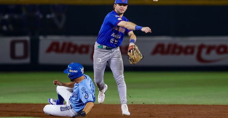 Tito Valenzuela es puesto out en segunda