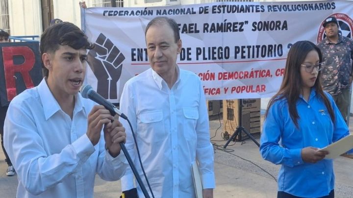 Federación de Estudiantes se manifiesta frente a Palacio; Alfonso Durazo escucha sus demandas