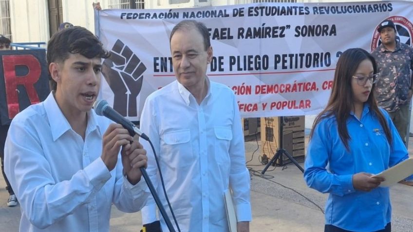 Federación de Estudiantes se manifiesta frente a Palacio; Alfonso Durazo escucha sus demandas