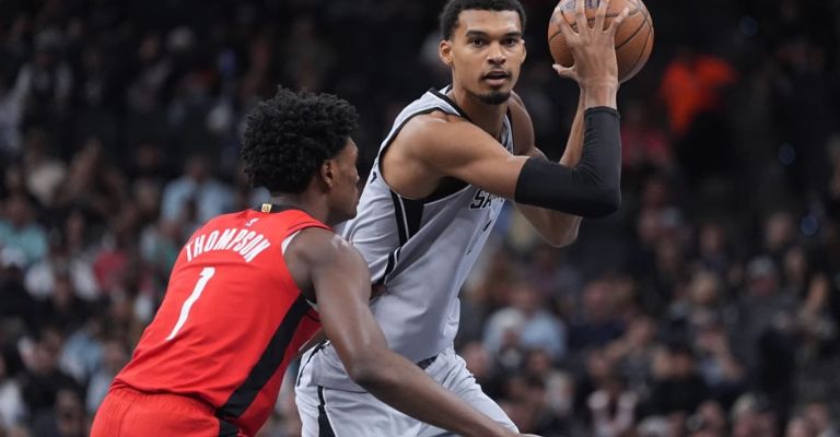 Wenbanyama fue muy presionado por la defensa rival