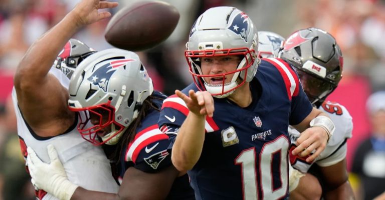 Maye trata de pasar el balón ante la presión rival