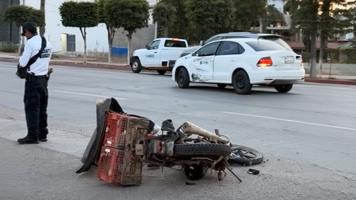 Choca motociclista contra auto de empresa al norte de Navojoa; tuvo que ser hospitalizado
