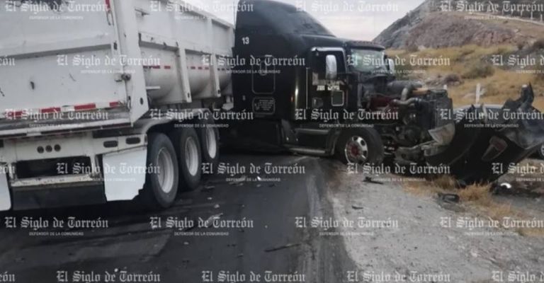 Un tractocamión impactó una camioneta de la marca Chevrolet.