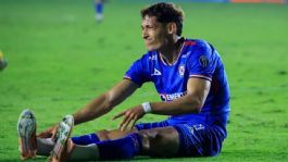 Foto que representa a 'Chiquete' Orozco visita el quirófano tras su lesión; será baja para el Cruz Azul por varios meses