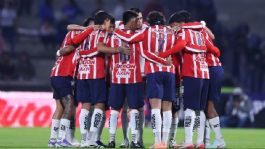Foto que representa a Filtran nombres de tres futbolistas que podrían salir de Chivas previo al Torneo Clausura 2026