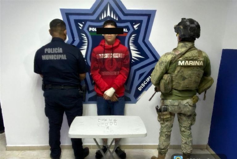 El detenido fue encontrado en posesión de envoltorios de droga