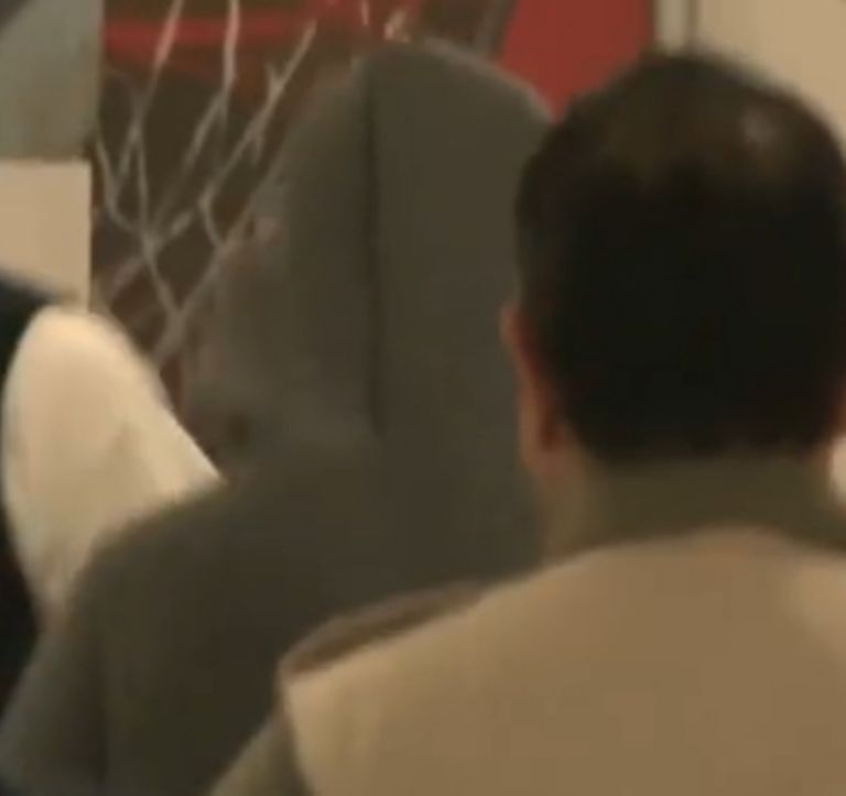 Apareció con el rostro cubierto 