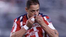 Foto que representa a ¡Y se marchó! Chivas de Guadalajara confirma SALIDA DEFINITIVA de 'Chicharito' Hernández