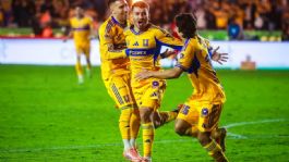 Foto que representa a Tigres le pega al campeón y se pone a un partido de su noveno título de la Liga MX