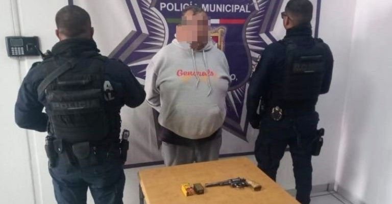 Detienen a hombre por amenazar de muerte a su esposa con un arma de fuego en Gómez Palacio, Durango.