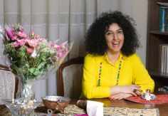 Foto ilustrativa de nota Detienen con VIOLENCIA a Narges Mohammadi, Nobel de la Paz 2023: Esto es lo que se sabe