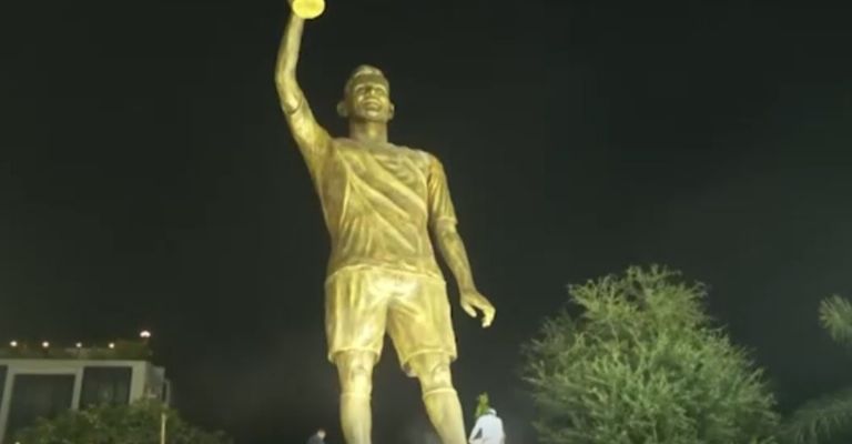 Una figura de 21 metros