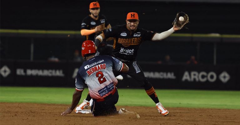 El duelo tuvo también grandes jugadas defensivas