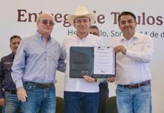 Foto ilustrativa de nota Desde Hermosillo, Alfonso Durazo entrega al campo de Sonora títulos de concesión de agua