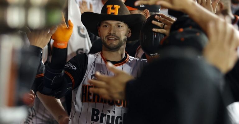 Salazar es felicitado en el dugout