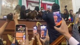 Foto que representa a VIDEO: Jaloneos y golpes entre diputadas del PAN y Morena; suspenden la sesión en Congreso de CDMX