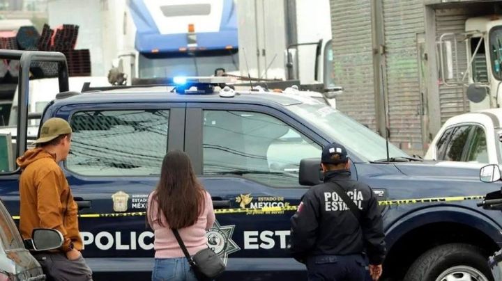 Muere motociclista tras ser atropellado por un camión y derrapar en concurrida vía de Ecatepec