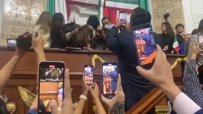 VIDEO: Jaloneos y golpes entre diputadas del PAN y Morena; suspenden la sesión en Congreso de CDMX