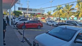 Foto que representa a 'Levantan' a hombre frente a unos locales comerciales en Mazatlán; localizan casquillos y sangre