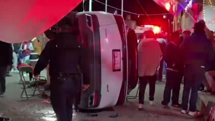 Conductor EBRIO atropella a multitud en posada de Tlaxcala; testigos le propinan BRUTAL golpiza