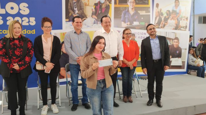 Gobierno de Sonora entrega estímulos económicos a personas con discapacidad en Hermosillo