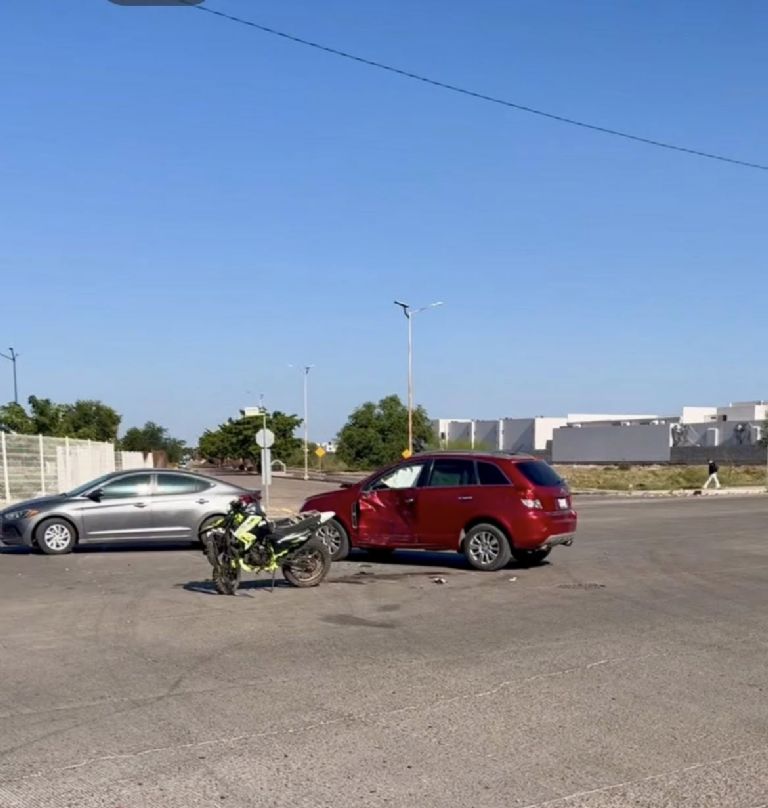 Un motociclista quedó gravemente lesionado tras un aparatoso choque contra una camioneta en Navojoa
