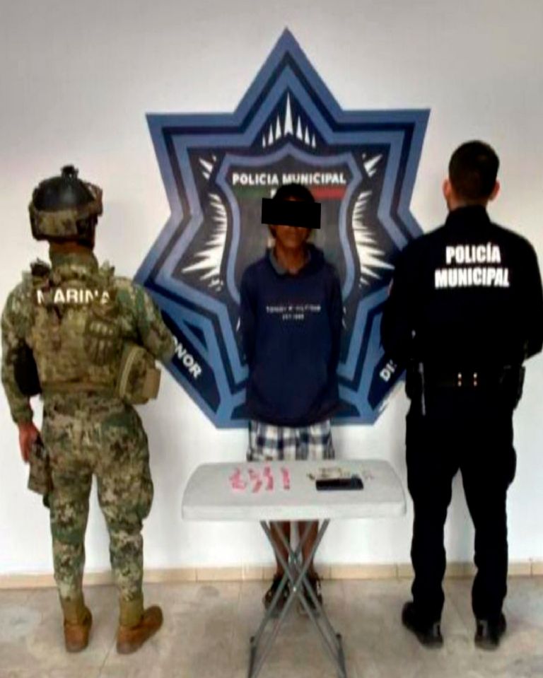 El hombre detenido, junto con la evidencia que le fue decomisada