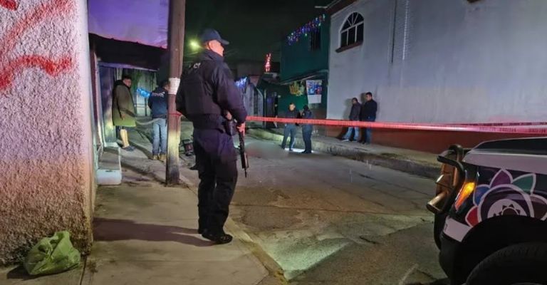 Ejecutan a dos presuntos narcomenudistas en la colonia Carlos Hank González de Ecatepec, Estado de México.