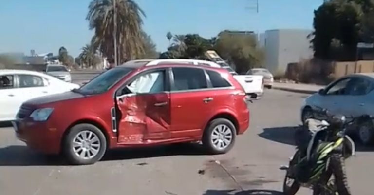 Un motociclista quedó gravemente lesionado tras un aparatoso choque contra una camioneta en Navojoa