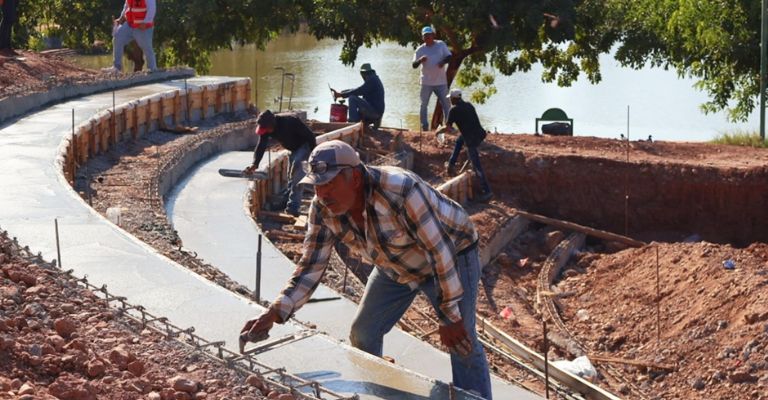 Ciudad Obregón: Lamarque Cano supervisa avances en la construcción del auditorio al aire libre en la Laguna del Náinari