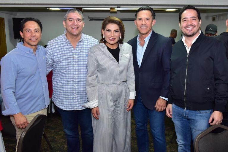 Los miembros de la Mesa Cancún con la senadora Lorenia Valle