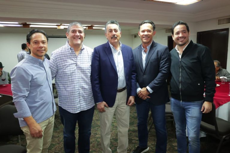 Los miembros de la Mesa Cancún con el alcalde Javier Lamarque Cano 