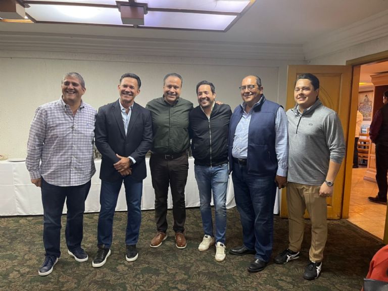 Los miembros de la Mesa Cancún con el alcalde de Hermosillo, Antonio Astiazarán Gutiérrez