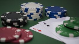 Foto que representa a Cómo se controla la transparencia en las mesas en vivo y con croupiers reales