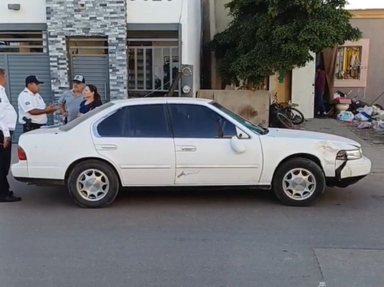 El automóvil resultó con algunos daños en la parte frontal