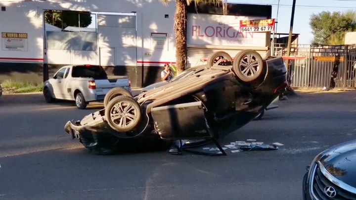 Vuelca mujer tras chocar contra dos autos estacionados en Ciudad Obregón; fue hospitalizada