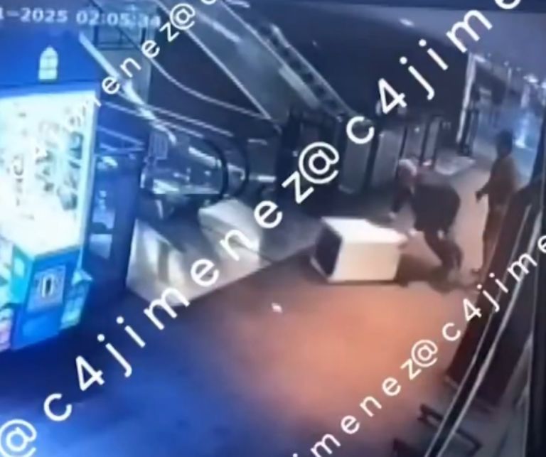 En uno de los videos se le captó realizando destrozos 