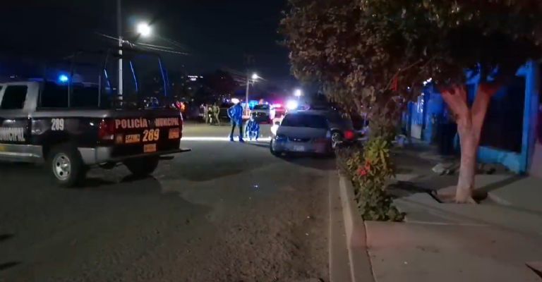 Reportan a un hombre sin vida y otra persona herida en la colonia Óscar Russo Vogel.