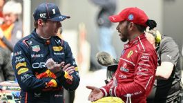 Foto que representa a Max Verstappen opina sobre el desempeño de Lewis Hamilton en Ferrari: "No es agradable de ver"