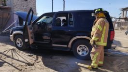 Foto que representa a Se incendia vehículo estacionado en San Luis Río Colorado; Bomberos lograron sofocar el fuego