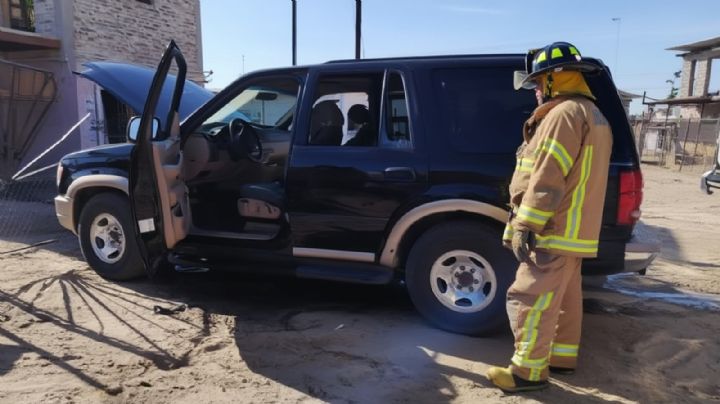 Se incendia vehículo estacionado en San Luis Río Colorado; Bomberos lograron sofocar el fuego