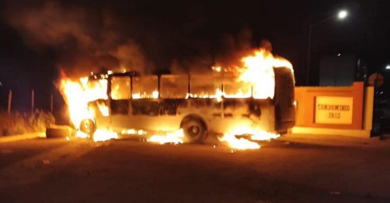 Se incendia camión de pasajeros en Nogales, Sonora.