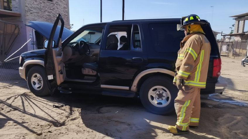 Se incendia vehículo estacionado en San Luis Río Colorado; Bomberos lograron sofocar el fuego