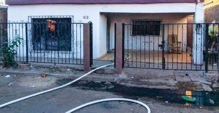 Un fuerte incendio en una vivienda de la colonia México (créditos: Bomberos de Cajeme)