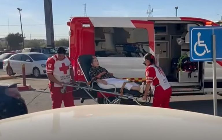 La mujer afectada fue socorrida y trasladada a un hospital