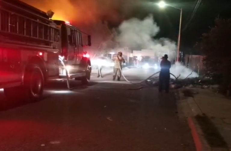 Tras unos minutos, bomberos lograron sofocar las llamas