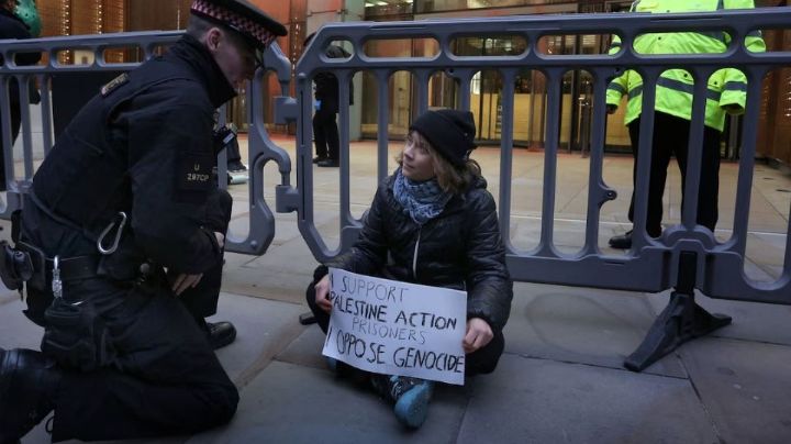 Detienen a Greta Thunberg bajo la Ley Antiterrorista por apoyar a grupo proPalestina en Londres