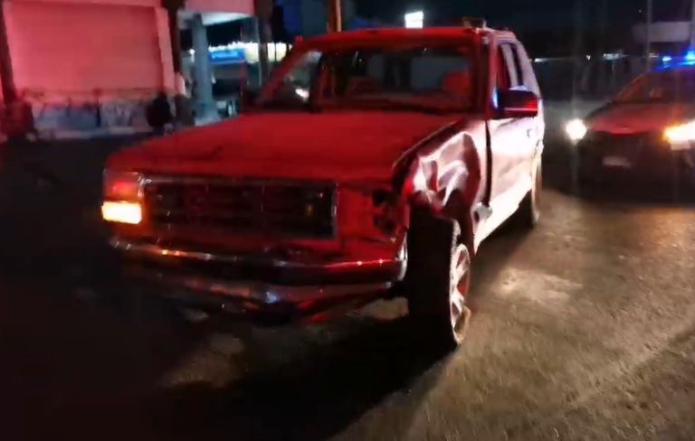 La vagoneta señalada quedó en medio de la calle Jalisco