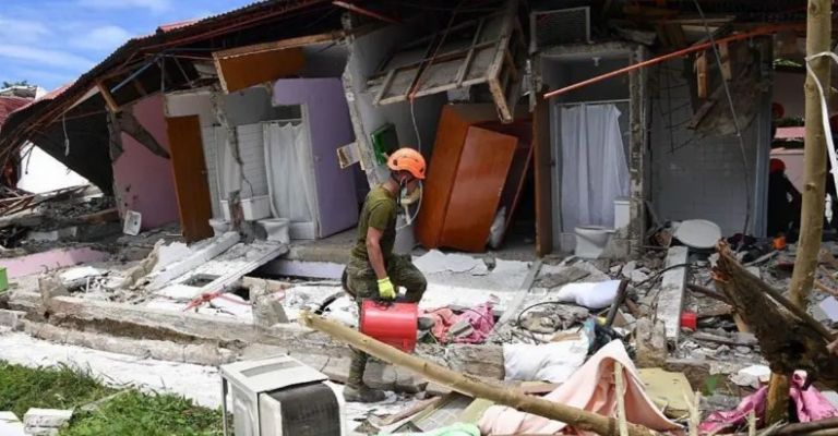 Secuelas del potente terremoto de magnitud 6,9 que golpeó el centro de Filipinas.